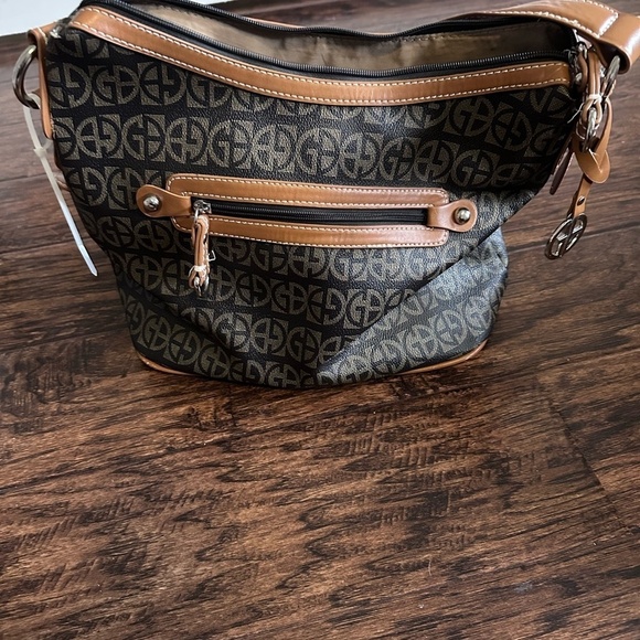 Giani Bernini Beige and Black Handbag - Picture 1 of 8